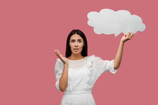 Chocado chica celebración pensamiento burbuja aislado en rosa - foto de stock