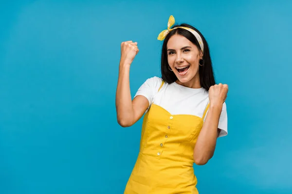 Eccitato donna in fascia gesticolare isolato su blu — Foto stock