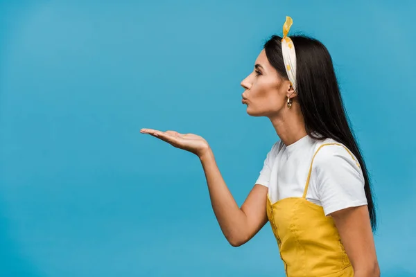 Vista laterale di giovane donna con viso d'anatra gesticolare isolato su blu — Foto stock