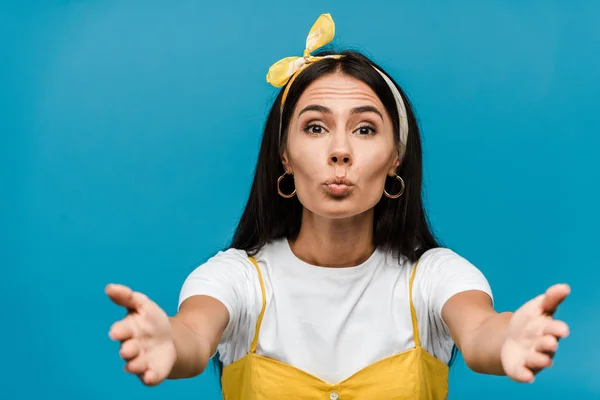 Enfoque selectivo de la mujer con las manos extendidas aisladas en azul - foto de stock