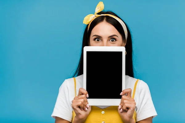 Femme couvrant le visage tout en tenant tablette numérique avec écran blanc isolé sur bleu — Photo de stock