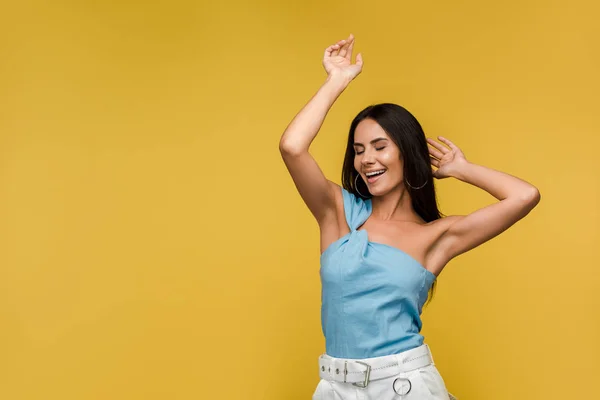 Joyeuse jeune femme aux yeux fermés gesticulant isolé sur orange — Photo de stock