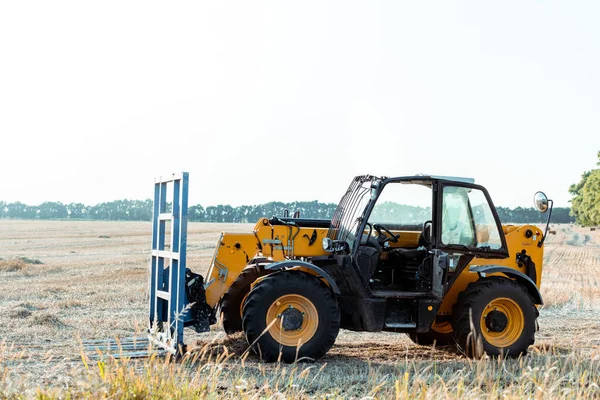 Сучасний трактор на пшеничному полі в країні — стокове фото