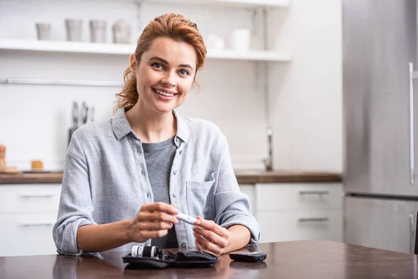 Selektiver Fokus einer fröhlichen Frau mit Blutlanze — Stockfoto