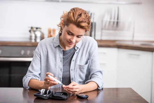 Attraktive und glückliche Frau mit Blutlanze am Finger — Stockfoto