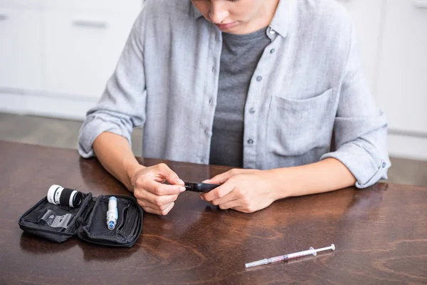 Vue recadrée de la femme faisant des analyses de sang à la maison — Photo de stock