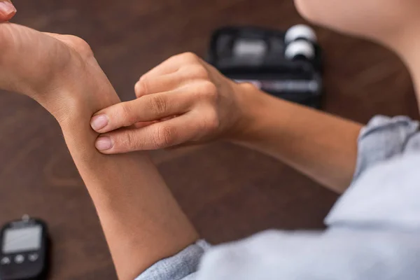 Cropped view of woman checking pulse at home — Stock Photo