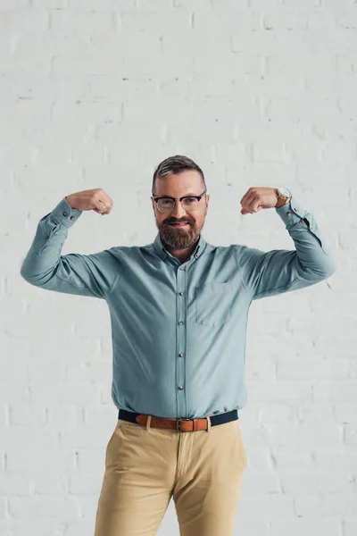 Uomo d'affari bello e sorridente in camicia che mostra gesto in ufficio — Foto stock