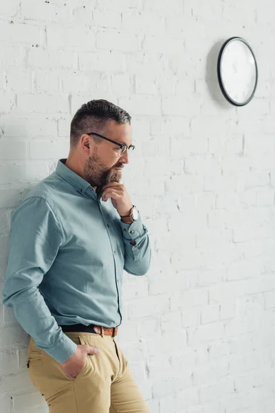 Nachdenklicher Geschäftsmann in Hemd und Brille schaut im Büro weg — Stockfoto