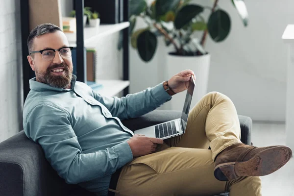 Schöner Geschäftsmann in Hemd und Brille mit Laptop im Büro — Stockfoto