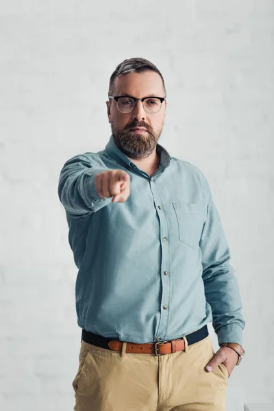 Schöner Geschäftsmann im Hemd, der mit dem Finger zeigt und in die Kamera schaut — Stockfoto