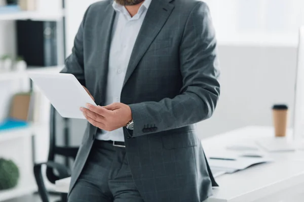 Abgeschnittene Ansicht von Geschäftsmann in formaler Kleidung mit digitalem Tablet im Büro — Stockfoto