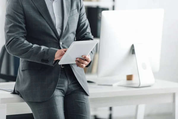 Visão recortada de empresário em desgaste formal usando tablet digital — Fotografia de Stock