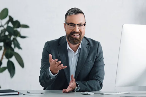 Schöner Geschäftsmann in formeller Kleidung, lächelnd und in die Kamera schauend — Stockfoto