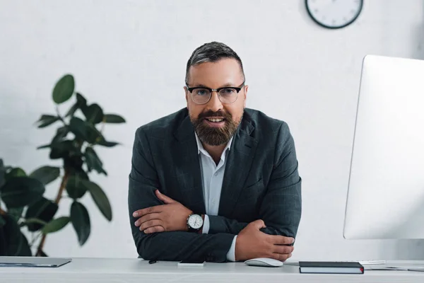 Schöner Geschäftsmann in formeller Kleidung, lächelnd und in die Kamera schauend — Stockfoto