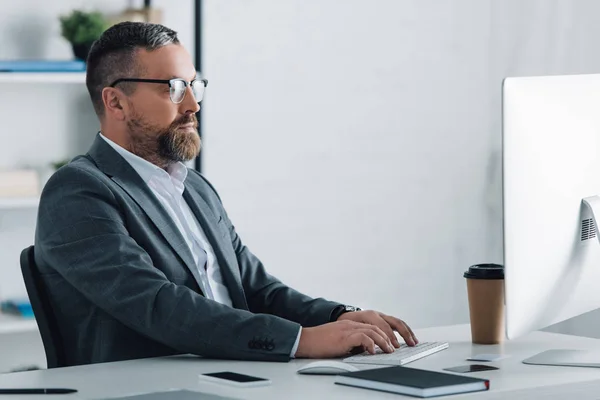 Schöner Geschäftsmann in formeller Kleidung und Brille mit Computer — Stockfoto