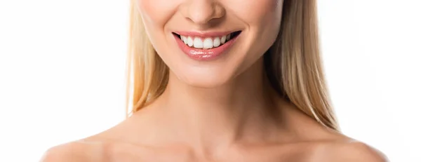 Обрізаний вид на голу усміхнену блондинку з білими зубами ізольовано на білому — стокове фото