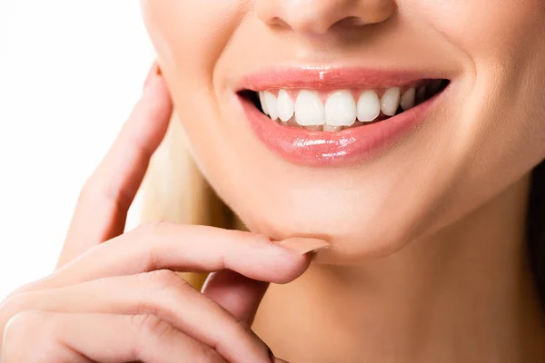 Vista recortada de la mujer sonriente con dientes blancos aislados en blanco - foto de stock