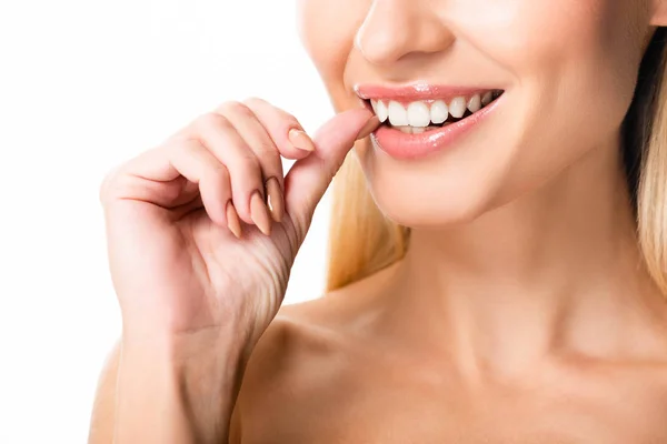 Обрізаний вид на голу жінку з білими зубами ізольовано на білому — стокове фото