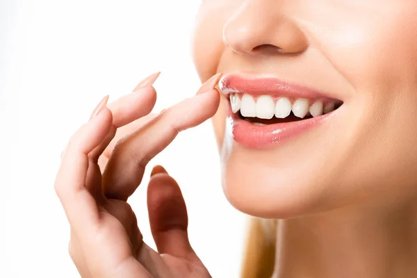 Vue partielle de la femme avec des dents blanches isolées sur blanc — Photo de stock