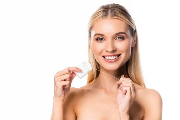 Усміхнена гола жінка тримає зубну нитку ізольовано на білому — стокове фото