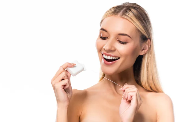 Lächelnde nackte Frau, die Zahnseide isoliert auf Weiß betrachtet — Stockfoto