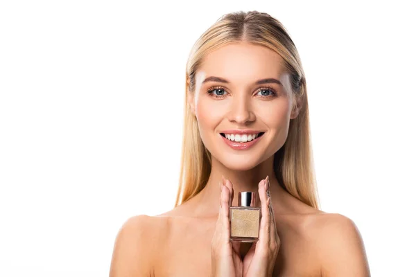 Rubia mujer feliz desnuda sosteniendo perfume aislado en blanco - foto de stock