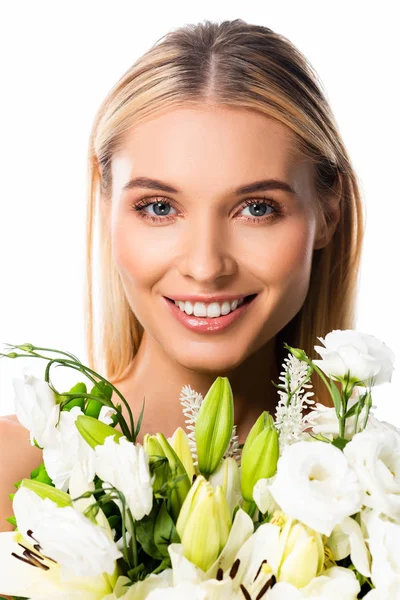 Hermosa mujer sonriente con flores y dientes blancos aislados en blanco - foto de stock