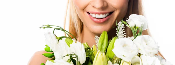 Vista recortada de la mujer sonriente con flores aisladas en blanco - foto de stock