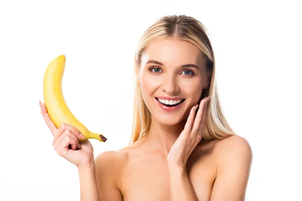 Bella donna nuda sorridente con banana isolata su bianco — Foto stock