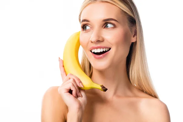 Hermosa sonriente mujer desnuda con plátano cerca de la cara aislado en blanco - foto de stock