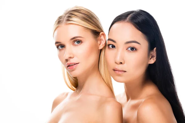 Красивая европейская блондинка и азиатская брюнетка голые женщины изолированы на белом — стоковое фото