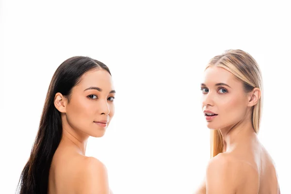 Rückseite der schönen europäischen Blondine und asiatischen Brünette nackte Frauen isoliert auf weiß — Stockfoto