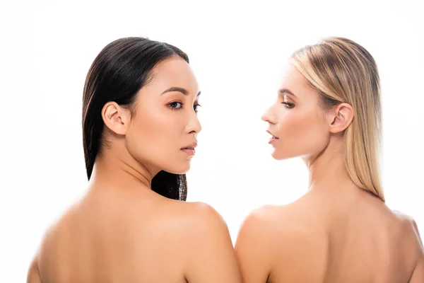 Espalda vista de europeo rubia y asiática morena desnuda mujeres aisladas en blanco - foto de stock