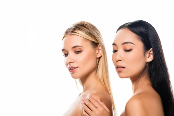 Seitenansicht der schönen europäischen Blondine und asiatischen Brünette nackte Frauen isoliert auf weiß — Stockfoto