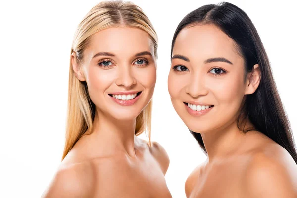 Lächelnd schöne europäische Blondine und asiatische Brünette nackte Frauen isoliert auf weiß — Stockfoto