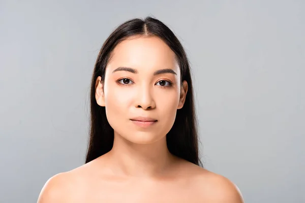 Красива азіатська гола жінка ізольована на сірому — стокове фото