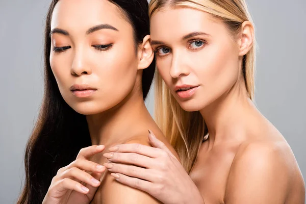Sexy europäische Blondine und asiatische Brünette nackte Frauen isoliert auf grau — Stockfoto