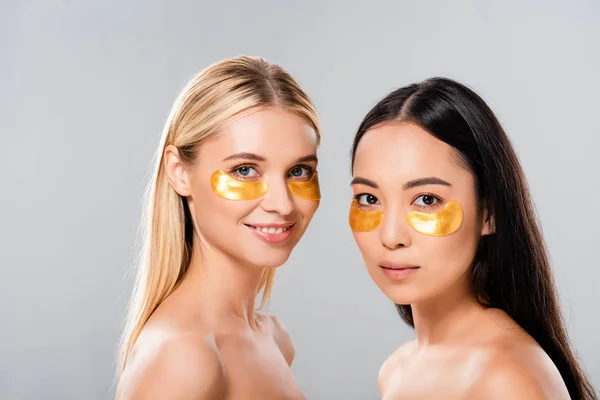 Attrayant asiatique et européen nu filles avec oeil patches isolé sur gris — Photo de stock