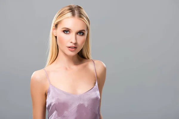 Elegantes blondes Mädchen in violettem Satinkleid isoliert auf grau — Stockfoto