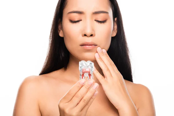 Triste donna nuda con mal di denti tenendo modello di dente isolato su bianco — Foto stock