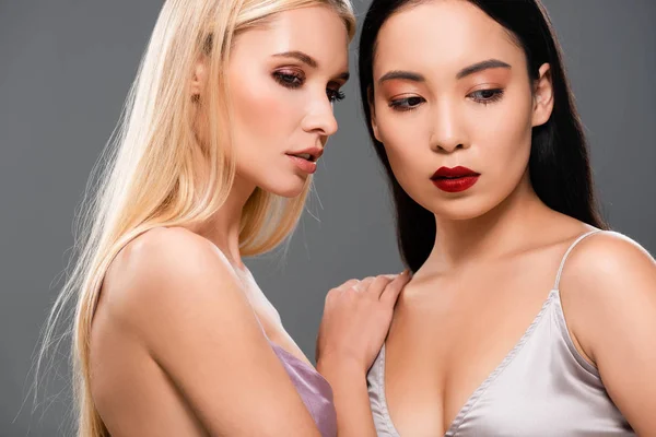 Сексуальна красива блондинка і брюнетка жінки позують ізольовані на сірому — стокове фото