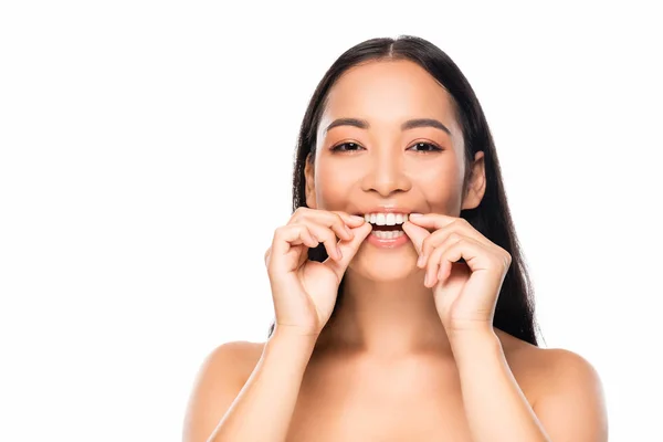Sorrindo bela asiática mulher mostrando dentes isolados no branco — Fotografia de Stock