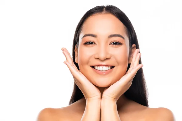 Усміхнена красива азіатська жінка з білими зубами ізольована на білому — стокове фото