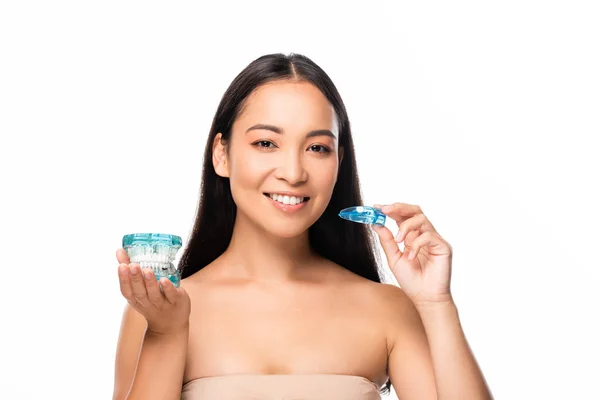 Asiático mulher segurando mandíbula modelo e boca guarda isolado no branco — Fotografia de Stock