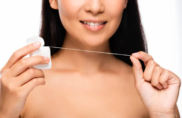 Visão parcial de mulher nua sorridente com fio dental isolado em branco — Fotografia de Stock