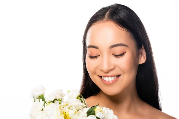 Feliz hermosa asiática desnuda mujer con flores aislado en blanco - foto de stock