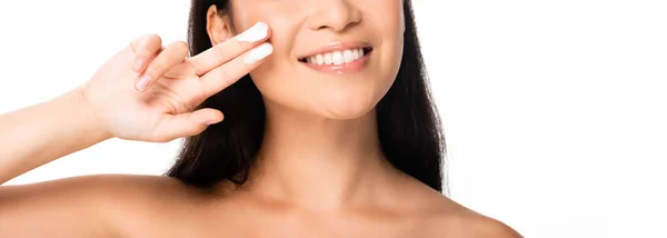 Vista cortada de mulher bonita nua com creme cosmético em dedos isolados em branco — Fotografia de Stock