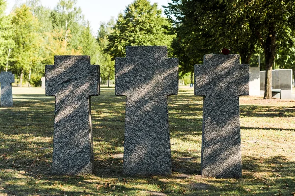 Ombres sur des tombes en béton dans le cimetière près des arbres — Photo de stock