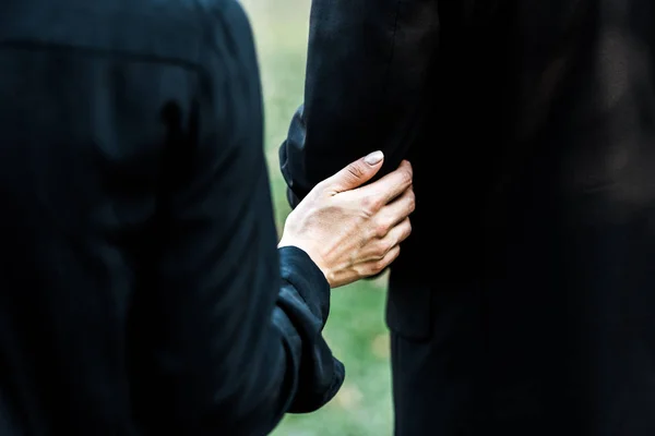 Vue recadrée de la femme touchant l'homme âgé sur les funérailles — Photo de stock